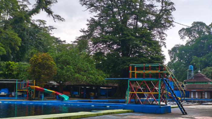 30 TAHUN TAK DIKURAS - Kondisi objek wisata Balong Keramat, Cigugur, Kuningan, Jawa Barat, Senin 9 Februari 2026. Terungkap fakta mengejutkan bahwa kolam keramat Cigugur tidak pernah dikuras selama 30 tahun terakhir