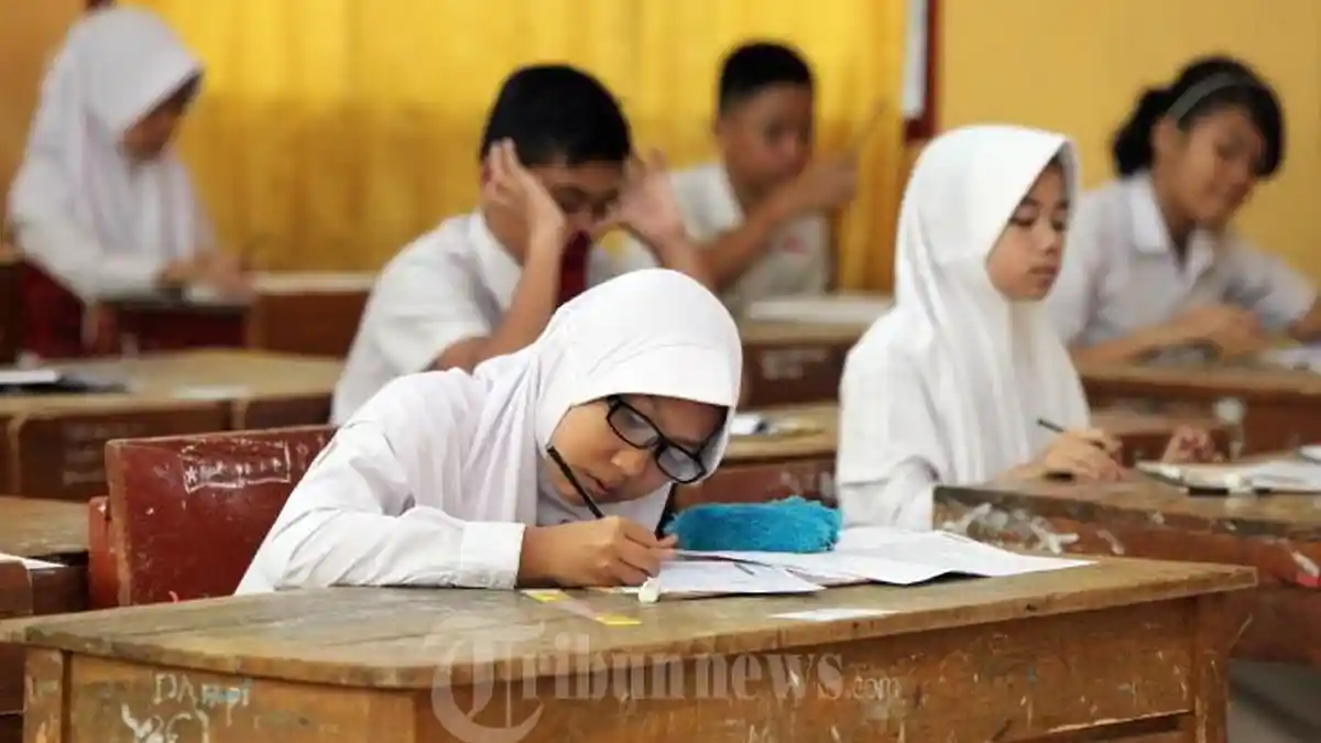 KUNCI JAWABAN BAHASA INDONESIA - Siswa kelas VI mengerjakan soal mata pelajaran bahasa Indonesia saat mengikuti Ujian Sekolah/Madrasah Tahun Pelajaran 2016/2017 tingkat Sekolah Dasar (SD) dan Madrasah Ibtidaiyah (MI), di SD Negeri Rancamanyar III, Jalan Cilebak, Desa Rancamanyar, Kecamatan Baleendah, Kabupaten Bandung, Senin (15/5/2017). Berikut kunci jawaban Bahasa Indonesia kelas 5 halaman 195 Kurikulum Merdeka, bahas bahasa tentang kata hubung. 