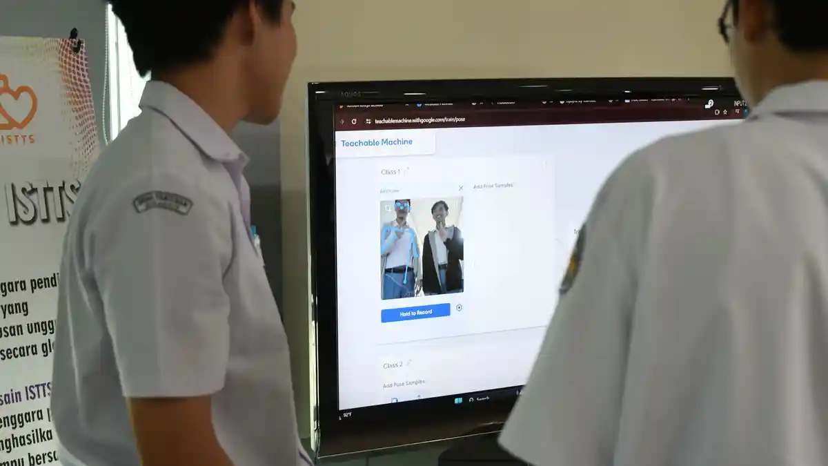 KUNCI JAWABAN BAHASA INDONESIA - Siswa kelas X dan XI SMAK Frateran melihat beberapa hasil karya mahasiswa yang memanfaatkan Artificial Intelligence (AI) disela AI Viber Only with Institut STTS, Senin (10/6/2024). Selain itu sebanyak 321 siswa 8 guru yang terbagi menjadi beberapa kelompok ini juga mengikuti kampus tour, berkeliling ke beberapa ruangan, ruang praktek dan laboratorium kampus yang sebagian besar memanfaatkan memanfaatkan AI (kecerdasan buatan).