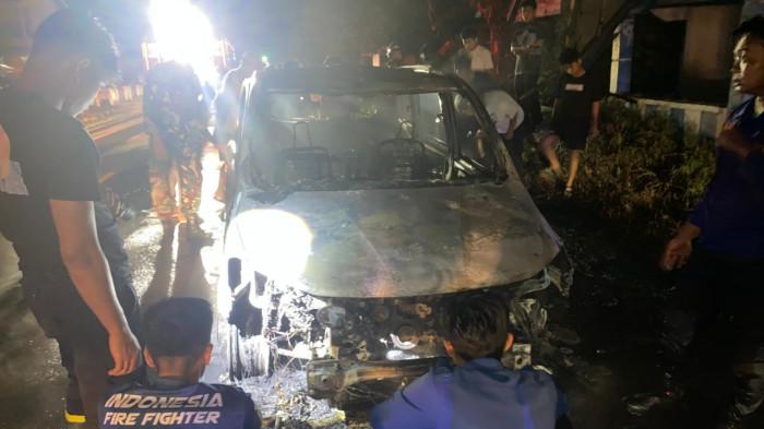 MINIBUS TERBAKAR- Minibus jenis Wuling  dengan nomor polisi DC 1472 FD hangus terbakar di Jl Poros Desa Paku, Kecamatan Binuang, Kabupaten Polam, Sulbar, Kamis (12/2/2026) tadi malam.