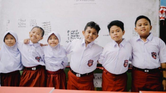 ANAK SD ILUSTRASI- Siswa SD foto bersama (Canva)