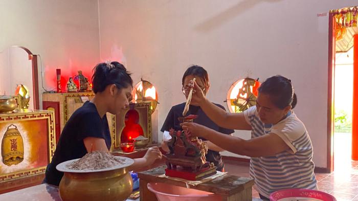 PEMBERSIHAN - Menyambut Tahun Baru Imlek 2577 Kongzili atau Tahun Kuda Api, suasana berbeda tampak di Klenteng Kong Miau Litang, Jalan MT Haryono, Sampit, Kabupaten Kotawaringin Timur (Kotim), Kamis (12/2/2026).