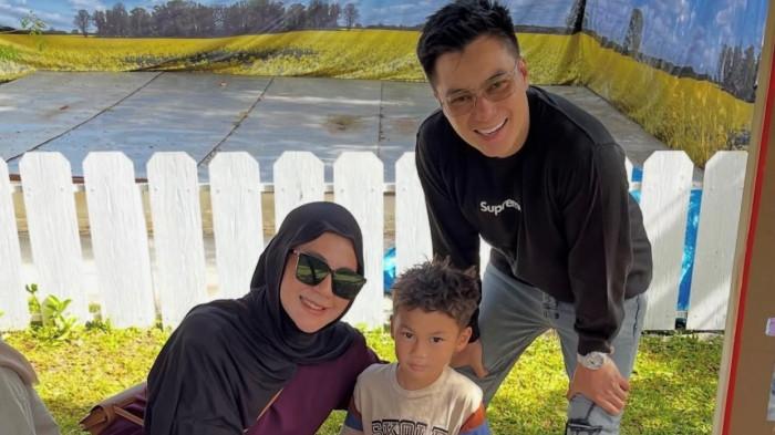 AKUR - Momen akur artis Baim Wong dan Paula Verhoeven di acara sekolah Kiano Tiger Wong dicapture (26/11/2025). 