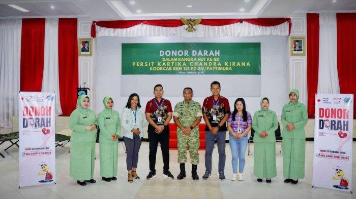DONOR DARAH - Foto bersama usai aksi donor darah memperingati Hari Ulang Tahun (HUT) ke-80 Persit Kartika Chandra Kirana Koorcab Rem 151 PD XV/Pattimura, Jumat (13/2/2026).