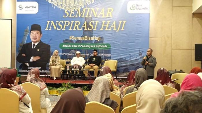 EDUKASI HAJI -- Kepala Cabang FIFGROUP Palembang, Rendra Bangsawan (kanan), saat menyampaikan sambutan dalam Seminar Inspirasi Haji yang digelar AMITRA bersama Bank Muamalat Indonesia berlokasi di Parkside's Hotel Palembang (7/2/2026).