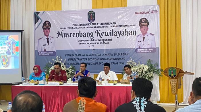 MUSRENBANG - Bupati Nunukan Irwan Sabri, membuka Musrenbang Kewilayahan Pulau Nunukan (Kecamatan Nunukan dan Nunukan Selatan), Jumat (13/2/2026). Bupati Nunukan Irwan Sabri dalam sambutannya menegaskan bahwa dalam Musrenbang bukan sekadar agenda tahunan, melainkan forum demokratis yang memberi ruang untuk menyampaikan aspirasi dan kebutuhan nyata di wilayah masing-masing.