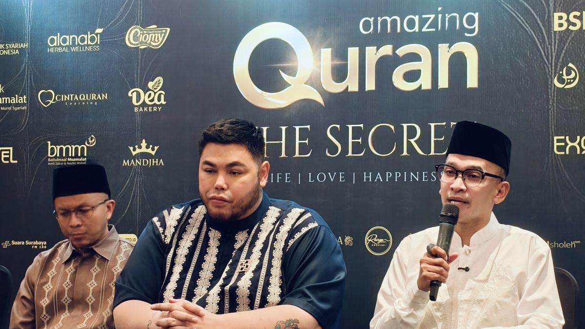 PUASA ARTIS - Ruben Onsu bersama Ivan Gunawan saat konferensi pers sebelum mengisi acara Amazing Quran dan menyaksikan antusiasme sekitar 2.000 jamaah yang diadakan Cinta Quran Foundation di Ballroom The Westin Hotel Surabaya, Minggu (21/12/2025) siang.