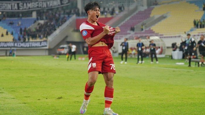 SELEBRASI - Pesepak bola Persis Solo, Zanadin Fariz selebrasi setelah mencetak gol ke gawang Semen Padang dalam pertandingan Liga 1 di Stadion Manahan, Solo, Jumat (21/2/2025) sore.