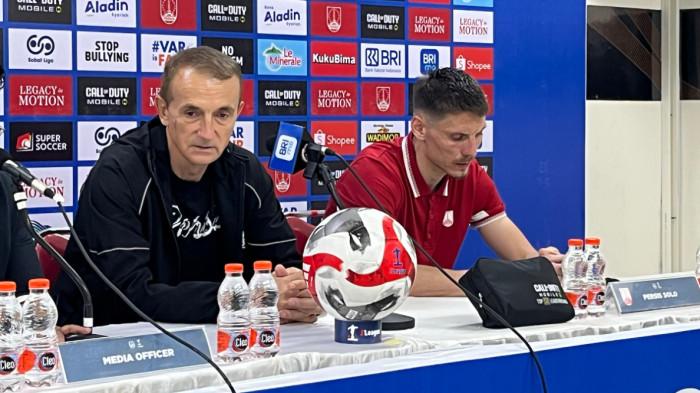 COACH MILO - Pelatih Persis Solo, Milomir Seslija (kiri) pada sesi konferensi pers seusai pertandingan pekan ke-21 Super League antara Persis Solo vs Madura United di Stadion Manahan Solo, pada Jumat (13/2/2026) sore WIB. Duel Persis vs Madura berakhir dramatis 2-2. (TRIBUNNEWS/HAFIDH)