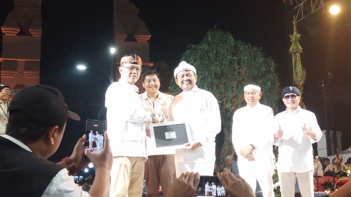 Bupati Sumedang, Dony Ahmad Munir, secara resmi mendeklarasikan kepindahannya ke Partai Gerakan Indonesia Raya (Gerindra) di hadapan ribuan warga yang memadati Alun-alun Sumedang, Jumat (13/2/2026) malam.