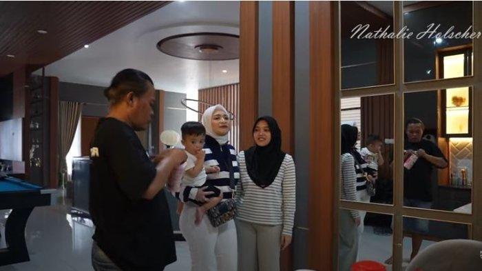 Momen Nathalie Holscher berkunjung ke kediaman Sule.