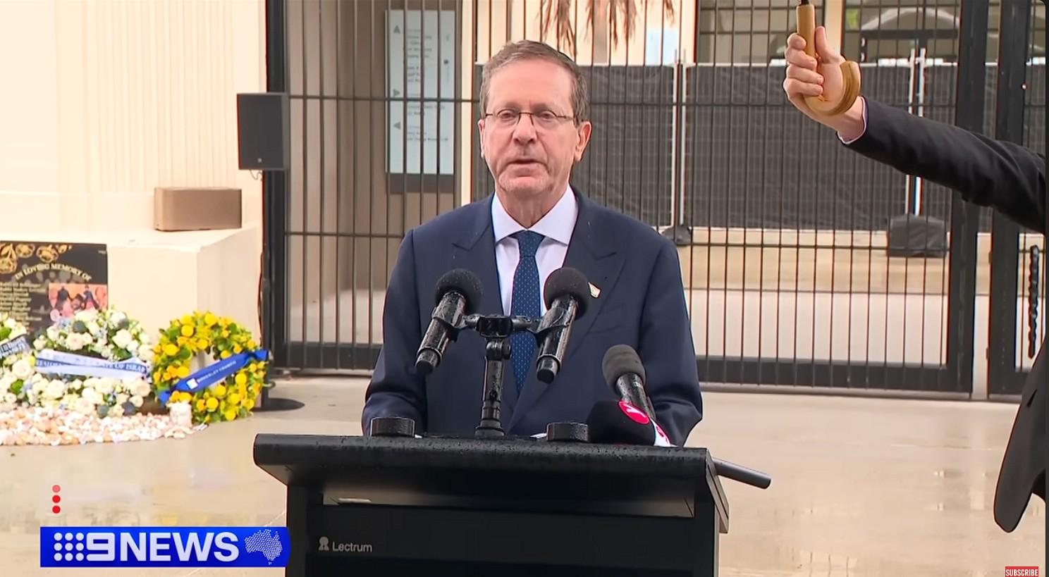 PRESIDEN ISRAEL - Tangkap layar youtube 9News Australia saat  Presiden Israel, Isaac Herzog di Pantai Bondi, Sydney, Australia pada hari Senin (9/2/2026)