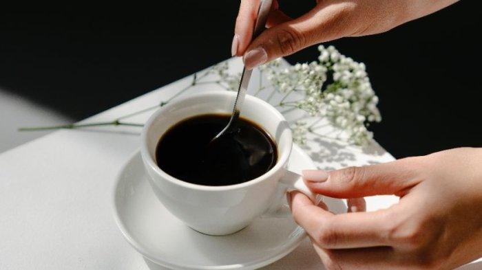 Ilustrasi minum kopi, mitos atau fakta minum kopi bisa meredakan sembelit?