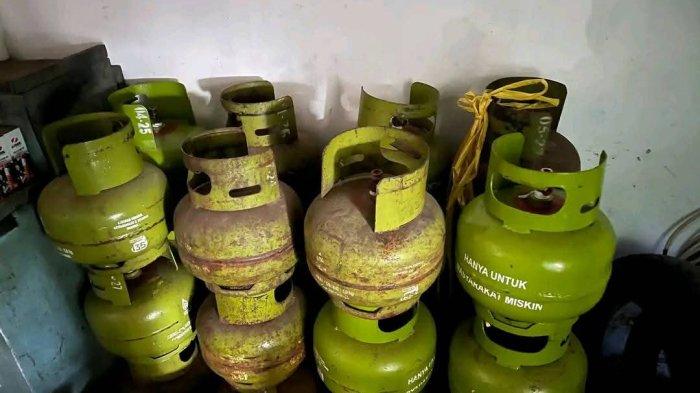 HARGA LPG NAIK – Tumpukan tabung elpiji 3 kilogram di kios, Desa Tobadak, Kecamatan Tobadak, Kabupaten Mamuju Tengah, Sulawesi Barat, Minggu (6/7/2025). Sejak Hari Raya Idul Adha hingga saat ini, harga elpiji 3 kilogram stagnan di harga Rp30 ribu – Rp40 ribu.