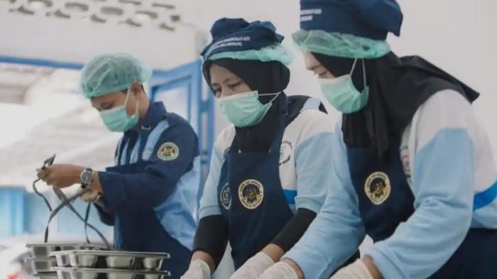 PEKERJA SPPG- Sejumlah Pekerja SPPG di dapur MBG Deli Serdang sedang menyiapkan pendistribusian untuk ke sekolah beberapa waktu lalu.  