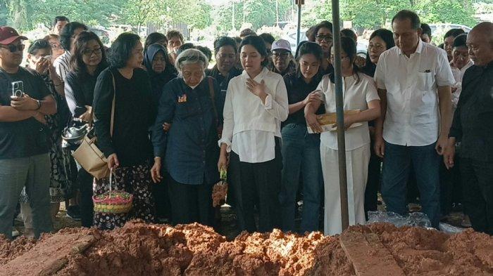 DUKA KELUARGA - Hapsari (24), adik dari Baskoro Adi Anggoro saat proses pemakaman di TPU Pondok Kelapa, Duren Sawit, Jakarta Timur, Jumat (13/2/2026).