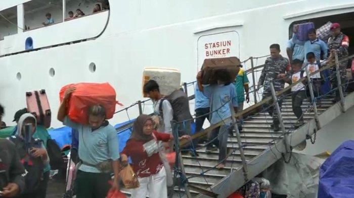 JADWAL KAPAL PELNI - Aktivitas kedatangan penumpang  Kapal Pelni di Pelabuhan Malundung, Kota Tarakan, beberapa waktu lalu. Berikut jadwal Kapal Pelni 2026 rute Tarakan ke Palu, KM Lambelu akan berangkat saat puasa Ramadan 1447 H bulan Februari ini. TRIBUNKALTARA.COM/ANDI PAUSIAH