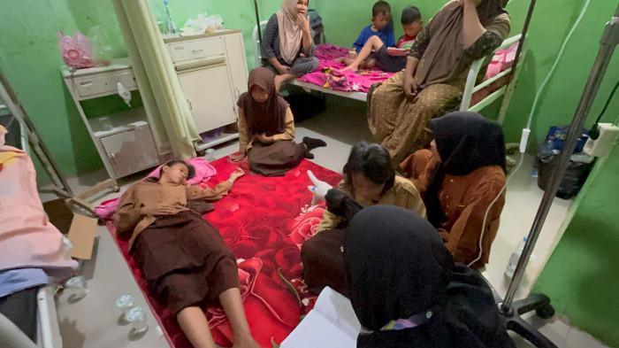 SISWA KERACUNAN POLMAN- Sebanyak 16 siswa dilarikan ke Puskesmas Binuang lantaran diduga keracunan setelah mengkonsumsi Makan Bergizi Gratis (MBG)  di Kabupaten Polewali Mandar (Polman), Sulawesi Barat (Sulbar), Sabtu (14/2/2026).