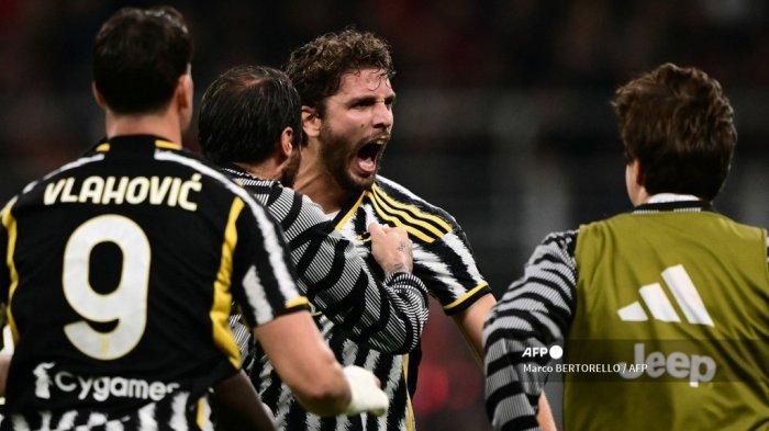 Gelandang Juventus Italia Manuel Locatelli merayakan setelah mencetak gol pertama tim selama pertandingan sepak bola Serie A Italia antara Milan dan Juventus di Stadion San Siro, di Milan pada 22 Oktober 2023.