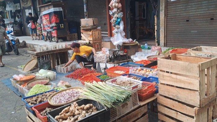 Harga bahan pokok di Pasar Palmerah, Jumat (5/1/2024) untuk berbagai cabai masih tinggi