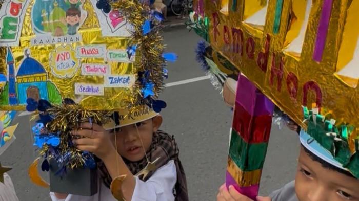 HABAIB – Beragam tampilan busana muslim anak anak dalam Pawai Ramadan