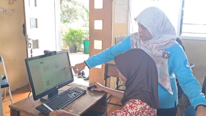 TRY OUT TKA - Siswa SDN Mojo 6 saat mempersiapkan diri dengan mengikuti Try Out TKA yang disediakan Dinas Pendidikan Kota Surabaya, Jumat (13/2/2026). Berbagai strategi dilakukan, mulai dari pemantapan materi sejak kelas 4 hingga pelaksanaan try out berkala serta pelibatan orang tua untuk mendukung kesiapan belajar siswa.