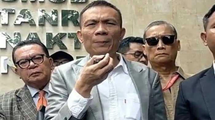 OGAH AJUKAN RJ - Rismon Sianipar saat ditemui setelah diperiksa di Polda Metro Jaya, Jakarta Selatan, Kamis (13/11/2025). Rismon baru-baru ini mengungkap alasannya tak mau mengajukan Restorative Justice seperti Eggi Sudjana dan Damai Hari.