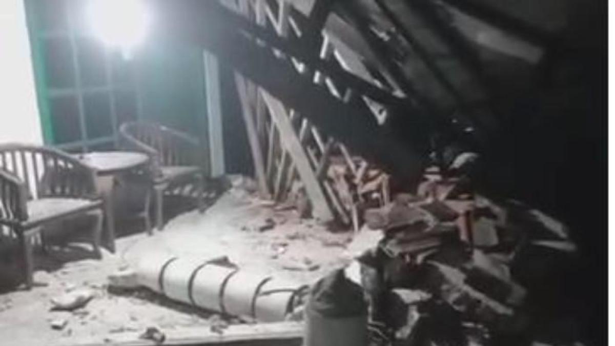 DAMPAK GEMPA PACITAN - Sebuah rumah di Desa Ploso, Kecamatan Pacitan, Kabupaten Pacitan, Jawa Timur dilaporkan rusak akibat gempa yang terjadi pada Jumat (6/2/2026) pukul 01.06 WIB. Gempa ini dirasakan di sejumlah wilayah Jawa Timur, DIY, dan Jawa Tengah.