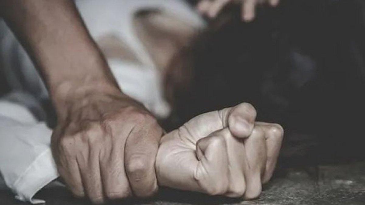 Ilustrasi pelecehan - seorang wanita dilecehkan oleh teman prianya.