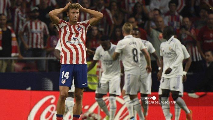 Gelandang Atletico Madrid asal Spanyol Marcos Llorente bereaksi setelah gol pertama Real Madrid selama pertandingan sepak bola Liga Spanyol antara Klub Atletico de Madrid dan Real Madrid CF di stadion Wanda Metropolitano di Madrid pada 18 September 2022.