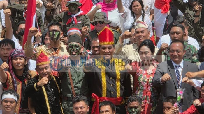 PERINGATI: Gubernur Sulawesi Utara Yulius Selvanus Komaling usai upacara Peristiwa Merah Putih, di Kantor Gubernur Sulawesi Utara, Sabtu 14 Februari 2026. Ia menegaskan semangat juang Peristiwa Merah Putih harus terus menyala dan diwariskan lintas generasi di Bumi Nyiur Melambai.