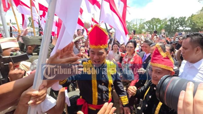 PERINGATI: Gubernur Sulawesi Utara Yulius Selvanus Komaling usai upacara Peristiwa Merah Putih, di Kantor Gubernur Sulawesi Utara, Sabtu 14 Februari 2026. Ia menegaskan semangat juang Peristiwa Merah Putih harus terus menyala dan diwariskan lintas generasi di Bumi Nyiur Melambai.