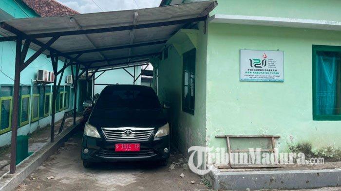 MOBIL - Mobil dinas berpelat merah S 1814 EP milik Kementerian Agama Kabupaten Tuban terparkir di kantor, Jumat (13/2/2026). Kendaraan ini sebelumnya viral karena kepergok mengisi BBM bersubsidi dan menggunakan pelat nomor hitam.