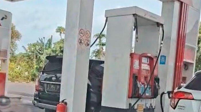 MOBIL - Viral video dugaan mobil dinas dengan nomor polisi S 1814 EP di Tuban, Jawa Timur, yang mengganti pelat saat mengisi BBM bersubsidi di salah satu SPBU di wilayah Tuban. Tampak pengemudi kendaraan awalnya menggunakan pelat nomor berwarna hitam, kemudian setelah mengisi BBM bersubsidi, pelat kemudian diubah menjadi pelat berwarna merah, Rabu (11/2/2026).