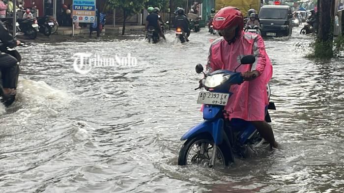 BANJIR. Banjir di Jalan Mojolaban, Kabupaten Sukoharjo, menyusul hujan deras dengan intensitas tinggi dan durasi cukup lama, Sabtu (14/2/2026). Puluhan sepeda motor mogok setelah nekat menerjang genangan air.