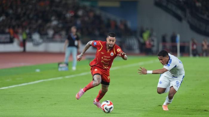 MENYERANG - Penyerang Persija Jakarta, Maxwell saat berusaha mencetak gol ke gawang Arema FC di Stadion Utama Gelora Bung Karno, Senayan, Jakarta, Minggu (8/2/2026).