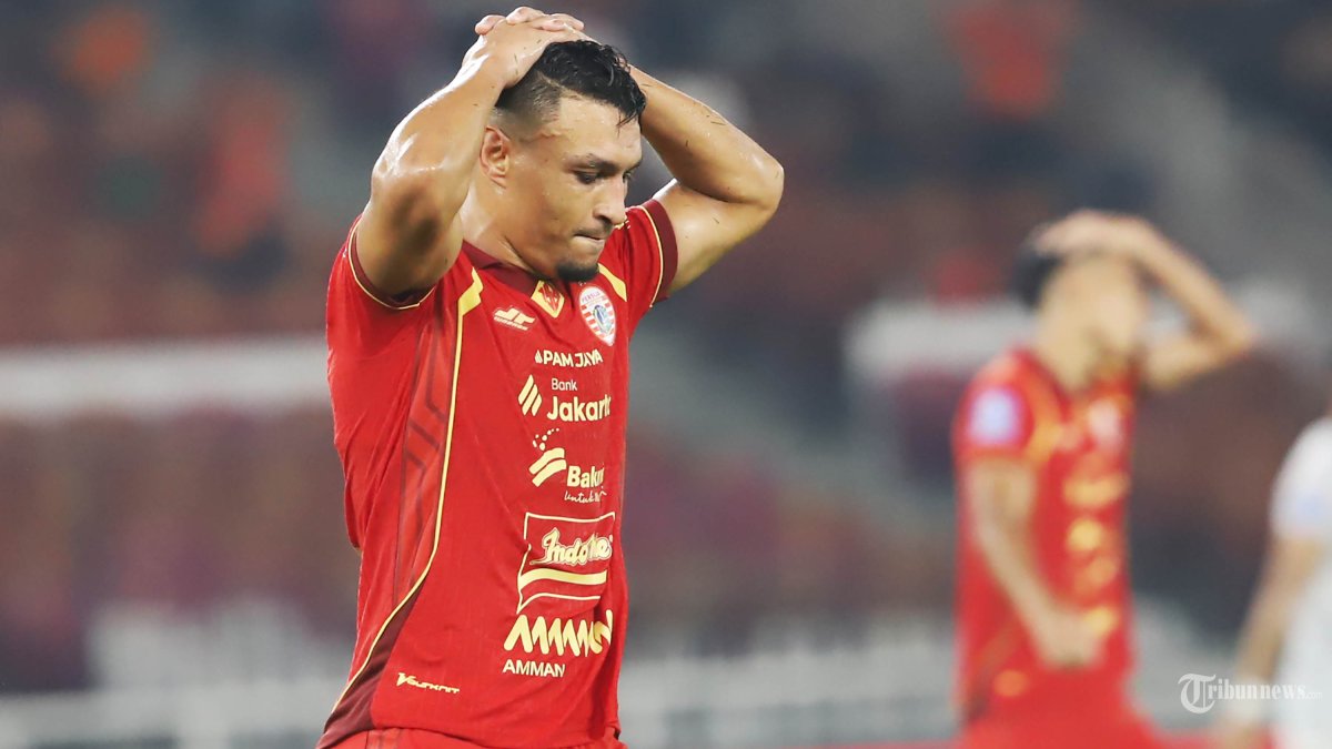 SUPER LEAGUE - Ekspresi kekecewaan pesepak bola Persija Jakarta, Alaaeddine Ajarie usai gagal mencetak gol ke gawang Madura United pada lanjutan Super League di Stadion Utama Gelora Bung Karno (SUGBK) Jakarta, Jumat (23/1/2026). Persija Jakarta menang atas Madura United dengan skor 2-0. TRIBUNNEWS/HERUDIN