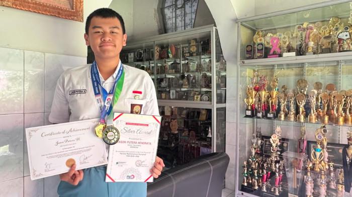 INSPIRASI - Siswa berprestasi asal Surabaya, Jason Putra Hendrata meraih Silver Award dalam ajang Fermat Mathematical Olympiad (FMO) Vietnam ditemui di sekolahnya SMA N 5 Surabaya