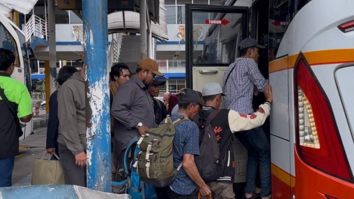 MUDIK - Sebanyak 37.673 penumpang memadati terminal yang berlokasi di Desa Bungurasih, Kecamatan Waru, Kabupaten Sidoarjo, Jatim, Rabu (31/12/2025) kemarin.