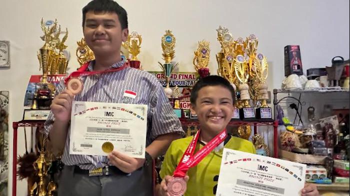 PRESTASI INTERNASIONAL - Kakak-adik asal Surabaya, Jason Putera Hendrata dan Jovansyah Suryatama Hendrata yang menunjukan medali. Keduanya berhasil membawa pulang medali perunggu dari International Mathematics Contest (IMC) 2025 yang digelar di Singapura, beberapa waktu lalu.