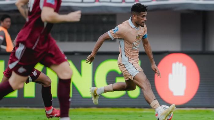 RICKY KAMBUAYA - Aksi gelandang Dewa United, Ricky Kambuaya saat melawan PSM Makassar pada pekan ke-21 Super League di Stadion B.J. Habiebie Parepare, Sabtu (14/2/2026) sore WIB.