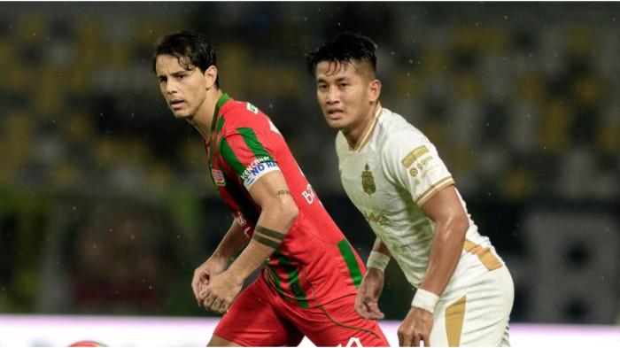 PERSEBAYA VS BHAYANGKARA - Aksi Bruno dan Putu Gede pada laga Persebaya vs Bhayangkara di Super League 2025/2026 pada Sabtu (14/2/2026) malam WIB di Stadion Gelora Bung Tomo.