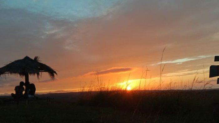 Pesona sunset di Bukit Cendana, Desa Cendana, Kecamatan Mamboro, Kabupaten Sumba Tengah, Nusa Tenggara Timur (NTT).