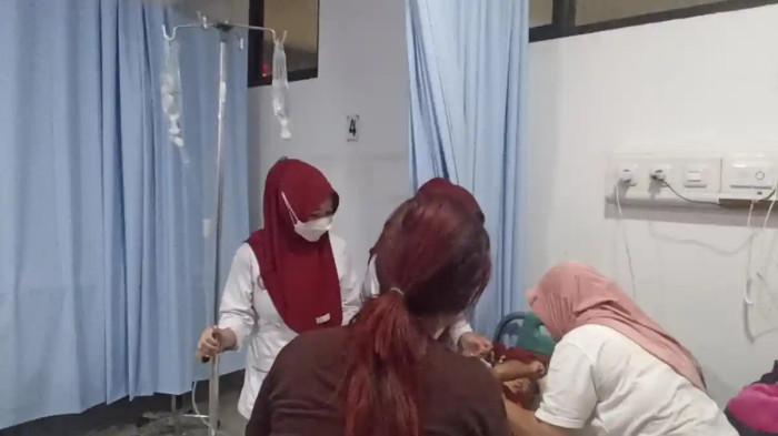 BALITA DIANIAYA - NA, balita berusia 2,5 tahun menjalani perawatan di RSUD Karawang, Jawa Barat, Sabtu (14/2/2026). NA mengalami luka serius setelah dianiaya pacar ibunya pada Kamis dini hari.