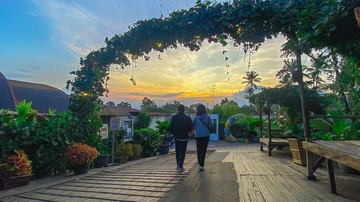 Suasana sore di Dusun Semilir, tempat wisata hits di Semarang Jawa Tengah.