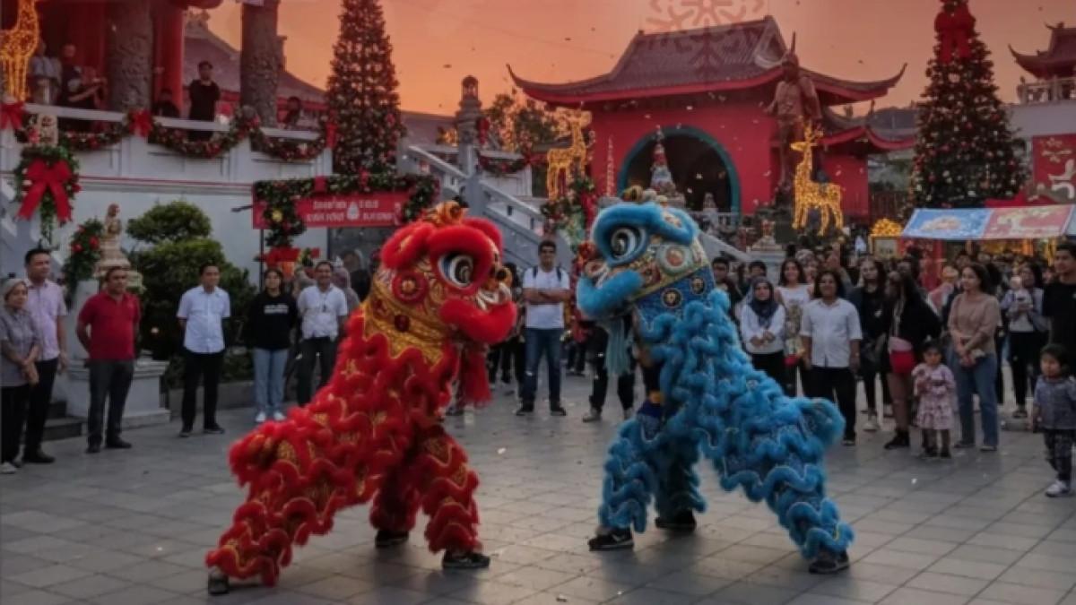 Pertunjukan barongsai dan liong di Sam Poo Kong, Semarang, Jawa Tengah.