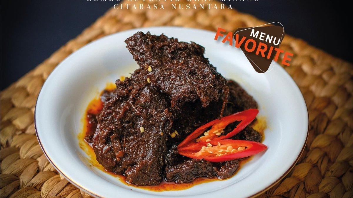 Simpang Raya, satu nasi Padang enak di Solo lengkap dengan alamat, jam buka, menu, dan kisaran harganya.