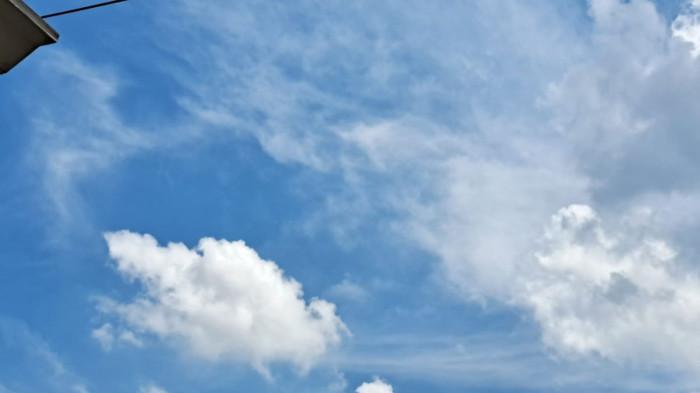 BERAWAN - Kondisi cuaca di Kota Surabaya, Sabtu (7/2/2026)