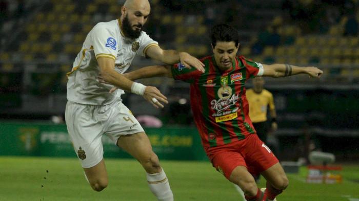 KALAH - Pemain Persebaya Surabaya Bruno Moreira (kanan) berebut biola dengan pemain Bhayangkara Presisi Lampung FC Sadiki (kiri) pada pertandingan yang yang berlangsung Gelora Bung Tomo (GBT) Surabaya, Sabtu (14/2/2026) malam. Pada akhir pertandingan Persebaya sebagai tuan rumah harus mengakui kekalahan dengan skor akhir 1-2. (SURYA/HABIBUR ROHMAN)