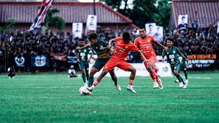 BEREBUT BOLA - Pemain Persak (kostum hijau) berebut bola dengan pemain PSIR Rembang saat pertandingan putaran kedua semifinal Liga 4 Jawa Tengah di Stadion Krida Rembang, Kamis (12/2/2026). Persak Kebumen melaju ke final Liga 4 Jateng di Stadion Jatidiri Semarang, bertemu Persibangga Purbalingga, Senin (16/2/2026).